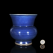 Recipiente de cerámica con esmalte azul, dinastía Ming