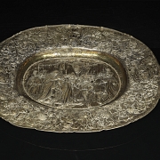 Bandeja de estilo historicista en plata repujada, s. XIX–XX