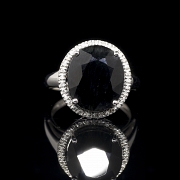 Anillo con zafiro y diamantes en oro blanco de 18k