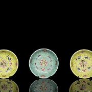 Tres platos de porcelana esmaltada