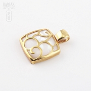 Natural mother of pearl pendant in 18k yellow gold - 3