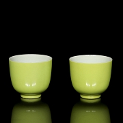 Pareja de tazas de porcelana con esmalte lima, con marca Kangxi