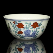 Polychrome porcelain bowl ‘Roosters and peonies’, with Chenghua seal