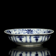 Pequeño plato de porcelana esmaltada en azul y blanco, dinastía Qing - 3