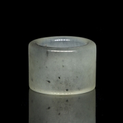 Anillo de arquero de jade blanco tallado, s.XX
