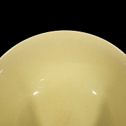Taza de porcelana con esmalte amarillo, dinastía Ming
