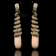 Pendientes largos de oro amarillo de 18K con diamantes y coral rosa