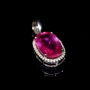 Colgante en oro blanco de 18k con rubí y diamantes