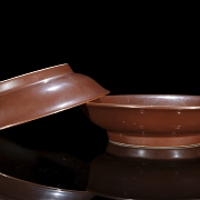 Pareja de platos de porcelana esmaltada, dinastía Ming