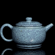 Tetera de cerámica con esmalte azul moteado