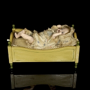 Muñeca autómata de porcelana con cuna, Alemania/Francia, c. 1890-1910