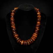 Conjunto de collar y figura de asta tallada, s.XX