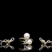 Conjunto de anillo y pendientes de oro amarillo de 18k, perlas y diamantes