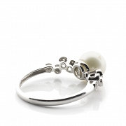 Anillo en oro blanco de 18K con perla y diamantes