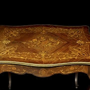 Mesa estilo Luis XV con marquetería, med. s.XX