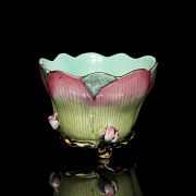 Pequeño cuenco de porcelana esmaltada “Flor”, con sello Qianlong