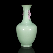 Jarrón de porcelana con esmalte celadón, dinastía Qing