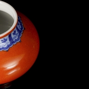 Tintero de porcelana esmaltada en azul y rojo, con marca Yongzhen