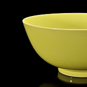 Gran cuenco de porcelana con esmalte amarillo, con marca Qianlong
