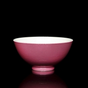 Cuenco de porcelana con esmalte rosa