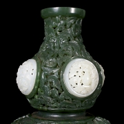 Jarrón Hulu de jade de Hetian blanco y verde espinaca, dinastía Qing