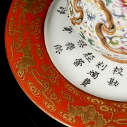 Jarrón de porcelaa con esmaltes familia rosa, con sello Qianlong