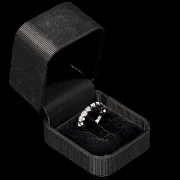 Media alianza de oro blanco de 18K con diamantes en talla corazón, 0.88 ct