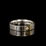 Alianza de oro blanco de 9 kt con diamante