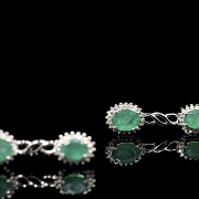 Pareja de pendientes con diamantes y esmeraldas, en oro blanco 18K