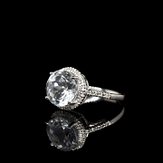 Anillo en oro blanco de 18 kt con aguamarina y diamantes