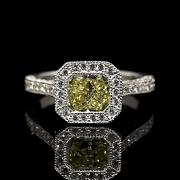 Sortija de oro blanco con diamante Fancy Yellow, 1.53 ct, certificado HRD