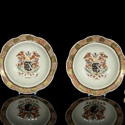 Pareja de platos de porcelana