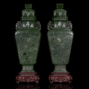 Pareja de jarrones de jade verde espinaca, con sello Qianlong