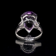 Anillo de oro blanco 18k con amatista y diamantes