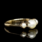 Anillo de oro amarillo con perlas