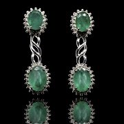 Pareja de pendientes con diamantes y esmeraldas, en oro blanco 18K