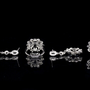 Conjunto en oro blanco de 18K con zafiros y diamantes