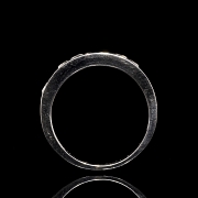 Media alianza en oro blanco de 18k y diamantes