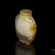 Carved agate “Bat” snuff bottle, Qing dynasty