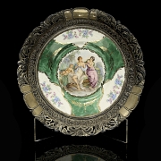 Plato ornamental de porcelana esmaltada y montura de plata, s.XIX-XX