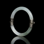 Esclava de jade con cierre metálico, dinastía Qing
