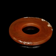 Disco de ágata roja tallada, dinastía Zhou