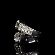 Sortija de oro blanco de 18 kt con dobles brillantes