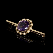 Broche de oro amarillo de 15 kt con amatista y perlas