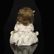 Muñeca clásica Mariquita Pérez en cartón piedra, con vestido floral, España, c. 1945-1952