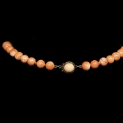 Collar de oro con cuentas de coral