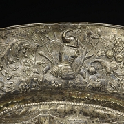 Bandeja de estilo historicista en plata repujada, s. XIX–XX