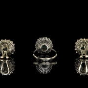 Conjunto de pendientes y anillo en oro blanco de 18k