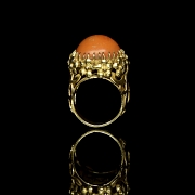 Anillo de oro amarillo de 18k con coral