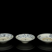 Tres platos de cerámica esmaltada, dinastía Ming - 5